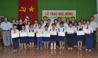 Trao học bổng cho học sinh nghèo huyện Châu Thành