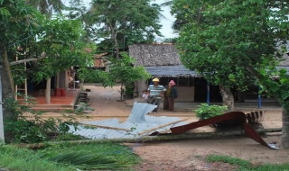 Bến Cầu: Gió lốc làm tốc mái nhà dân