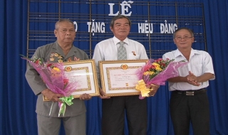 Châu Thành: Trao huy hiệu 55 và 30 năm tuổi Đảng