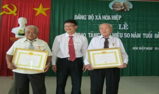 Trao tặng Huy hiệu Đảng cho các đảng viên lão thành ở Tân Biên và Bến Cầu