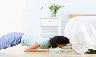 Làm vợ phải quỳ dưới chân