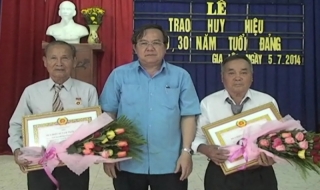Phó chủ tịch UBND tỉnh Huỳnh Văn Quang: Trao huy hiệu Đảng cho đảng viên huyện Trảng Bàng