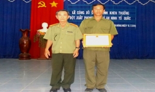 Tân Châu: Khen thưởng đột xuất cá nhân thực hiện tốt phong trào Vì an ninh Tổ quốc