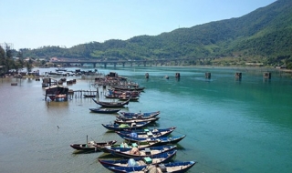 Hoang sơ đầm vịnh Lăng Cô