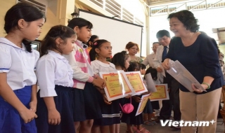Khám bệnh, trao học bổng cho người nghèo và Việt kiều ở Campuchia