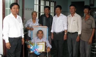 Châu Thành: Trao huy hiệu 50 năm tuổi Đảng