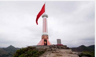 Tham quan cột cờ Lũng Cú, Hà Giang