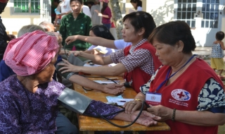 Báo Văn Hoá: Khám bệnh, cấp thuốc cho người nghèo huyện Bến Cầu