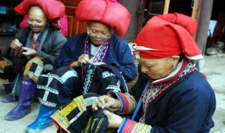Sa Pa gìn giữ nghề thêu thổ cẩm