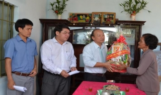 Bí thư Tỉnh ủy Võ Văn Phuông:Thăm, tặng quà cho các gia đình chính sách huyện Châu Thành