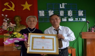 Châu Thành: Trao huy hiệu 65 năm tuổi Đảng