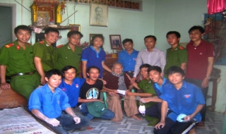 Đoàn thanh niên CA Tân Châu: Thăm, tặng quà Mẹ Việt Nam anh hùng Trần Thị Ơn