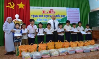 Hội Khuyến học tỉnh: Tặng quà cho học sinh nghèo hiếu học huyện Châu Thành