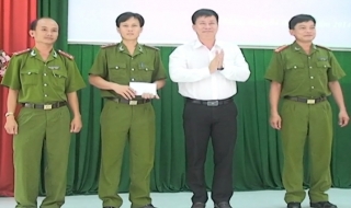 Trảng Bàng: Khen thưởng đột xuất công an huyện triệt phá băng nhóm đòi nợ thuê