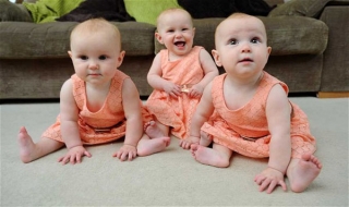 Sơn móng chân để dễ phân biệt con sinh ba