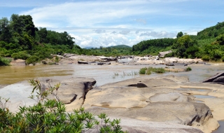 Tham quan bãi đá Lò Thung ở Tiên Phước, Quảng Nam