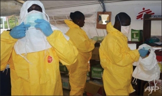 Không nên tự chăm sóc bệnh nhân nghi nhiễm Ebola tại nhà