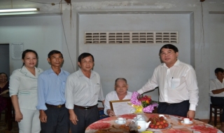 Châu Thành: Trao huy hiệu 50 năm tuổi đảng