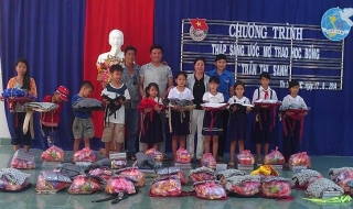Thị trấn Dương Minh Châu: Trao 30 suất học bổng cho học sinh nghèo