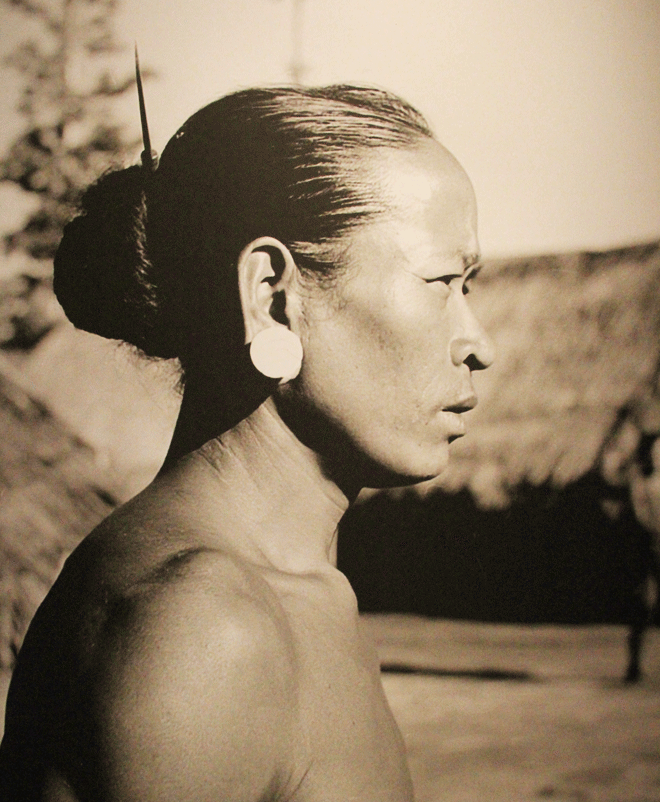 Phụ nữ Chil búi tóc, cài trâm và đeo vòng hoa tai bằng ngà voi. Ảnh: Jean-Marie Duchange
