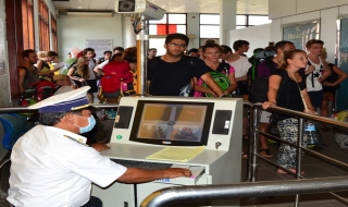 Kiểm dịch Ebola qua cửa khẩu