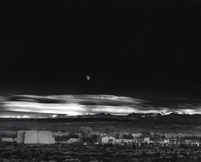 Nhiếp ảnh gia Ansel Adams đã chụp bức Moonrise, Hernandez, New Mexico vào tháng 11/1941. Bức ảnh nhanh chóng trở nên nổi tiếng và bản gốc được bán với giá 610.000 USD.