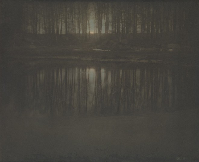 Edward Steichen chụp bức ảnh The Pond-Moonlight vào năm 1904 tại New York, Mỹ. Đây không phải là bức ảnh màu đầu tiên trên thế giới, nhưng nó là một trong những bức ảnh màu đầu tiên được biết đến rộng rãi nhất. Năm 2006, bức ảnh được bán với giá 2,9 triệu USD.