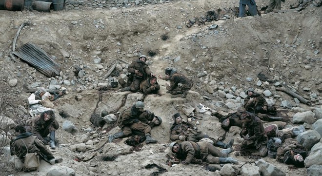 Nhiếp ảnh gia Jeff Wall đã chụp bức ảnh Dead Troops Talk vào năm 1992 và được bán với giá 3,7 triệu USD trong một phiên đấu giá.