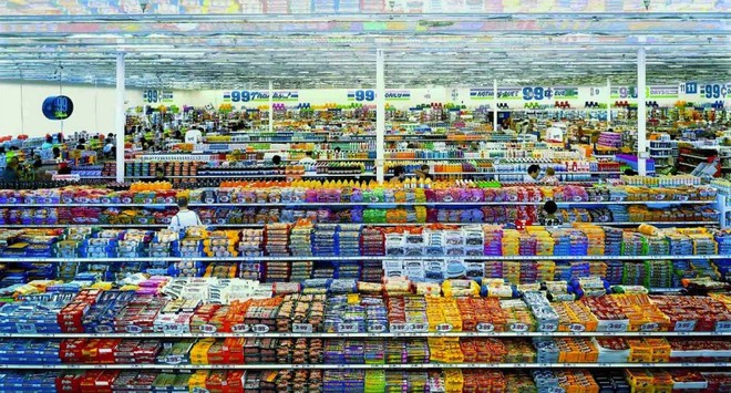 99 Cent II Diptychon được chụp vào năm 2001 của Andreas Gursky được bán với giá 3,34 triệu USD vào tháng 2/2007. 