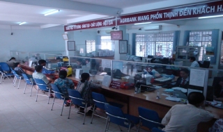 Lãi suất tiền gửi giảm, khách hàng phân vân