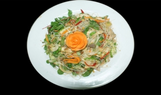 Gỏi miến gà kiểu Thái