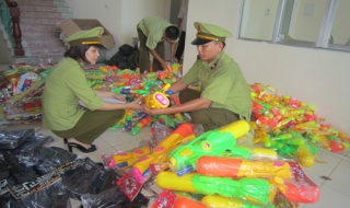 Thu giữ số lượng lớn đồ chơi bạo lực