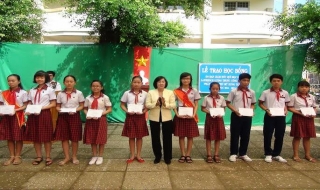 Trao học bổng cho học sinh huyện Trảng Bàng