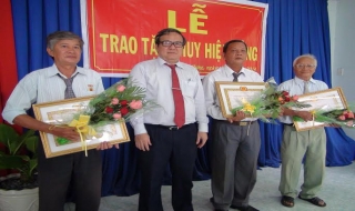 Trảng Bàng: Trao huy hiệu Đảng cho đảng viên