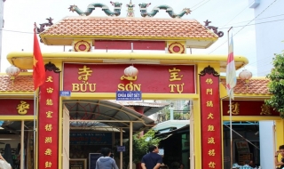 8 cây nến khổng lồ trong chùa Đất Sét ở miền Tây