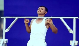 Kỷ lục thế giới hít xà đơn bằng hai ngón tay út
