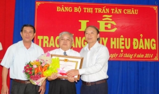 Bí thư Tỉnh ủy trao huy hiệu Đảng tại Tân Châu