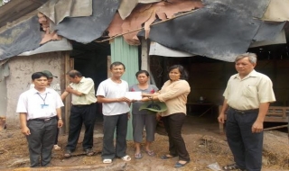 Tân Châu: Thăm 2 gia đình bị sập nhà do lốc xoáy