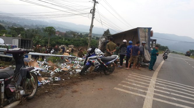 Chiếc xe chở bia bị lật ngang. Ảnh: Anh Khoa