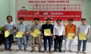 Tân Châu: Bế giảng lớp dạy nghề lái xe ôtô hạng B2 cho lao động nông thôn