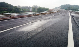 Bộ GTVT: Vết nứt đường cao tốc Nội Bài-Lào Cai là bất thường