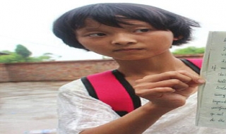Bé gái mắc chứng “hoá đá”