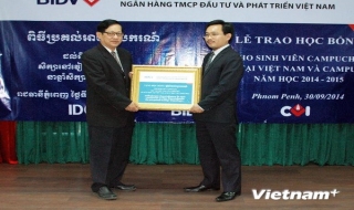 Doanh nghiệp Việt Nam tặng học bổng cho sinh viên Campuchia