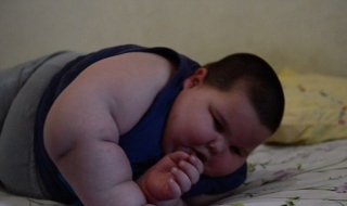 Cậu bé 3 tuổi nặng 70 kg