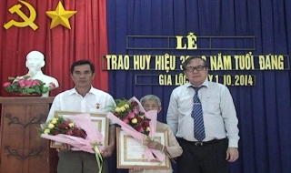 Trảng Bàng: Trao huy hiệu 60 năm tuổi Đảng cho đảng viên