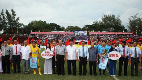 Nhiều vị lãnh đạo các cấp xuống sân tặng hoa và động viên các cầu thủ - Ảnh: Anh Tài