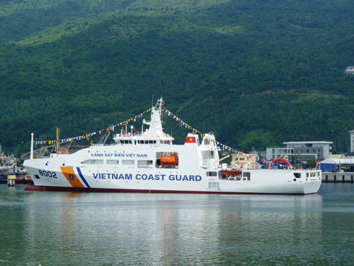 Tàu CSB đa năng 8002 neo đậu trên vịnh Đà Nẵng