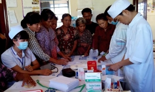 Châu Thành: Khám bệnh, cấp thuốc miễn phí cho phụ nữ nghèo ở Campuchia