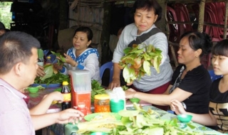 Ăn bánh xèo với 30 loại rau rừng trên “nóc nhà” miền Tây