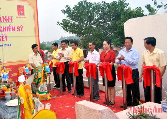 Đồng chí Nguyễn Sỹ Dũng cùng các đồng chí lãnh đạo tỉnh Nghệ An và Cenco4 cắt băng khánh thành khu nghĩa trang CBCS Miền Nam tập kết tại phường Hưng Dũng (TP Vinh).